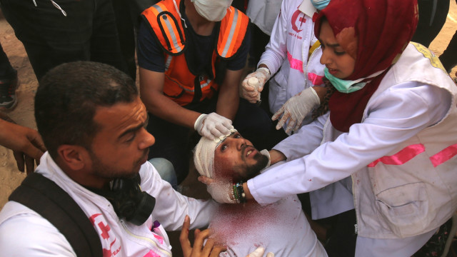 Razan al Najjar saat menjadi tim medis. (Foto: AFP/Said Khatib)
