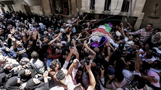 Warga membawa jenazah Razan al Najjar. (Foto: AFP/Mahmud Hams)