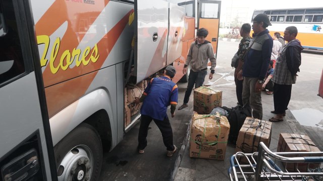 Awal arus mudik di Terminal Pulo Gebang. (Foto: Iqbal Firdaus/kumparan)