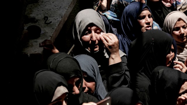 Masyarakat menangis saat pemakaman Razan. (Foto: AFP/Mahmud Hams)