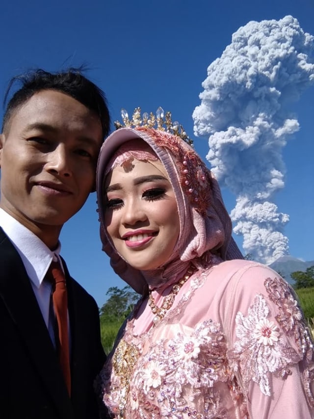 Prewedding di tengah letusan Gunung Merapi. (Foto: Facebook Jony Listyawan)
