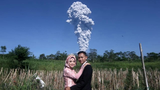Prewedding di tengah letusan Gunung Merapi. (Foto: dok. Sarsito)