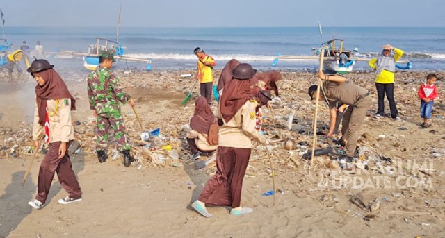 Butuh Satu Bulan Lebih untuk Bersihkan Sampah di Pantai Loji Sukabumi
