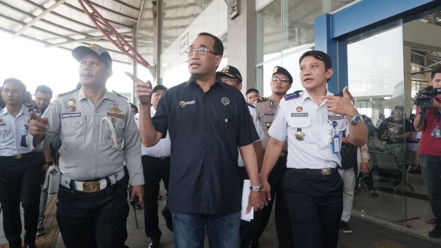 Menhub Budi Karya Sumadi di Terminal Pulo Gebang. (Foto: Iqbal Firdaus/kumparan)