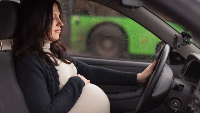 Menyetir mobil saat hamil. (Foto: Thinkstock)