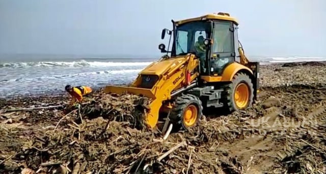Ribuan Ton Sampah Kotori Pantai Loji Sukabumi