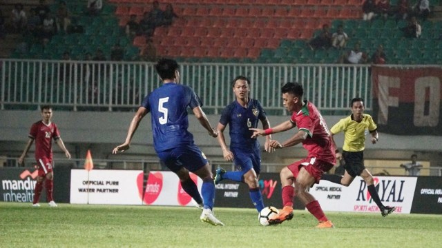 Duel TImnas Indonesia U-23 vs Thailand U-23. (Foto: Iqbal Firdaus/kumparan)