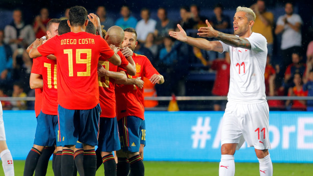 Spanyol vs Swiss. (Foto: REUTERS/Heino Kalis)