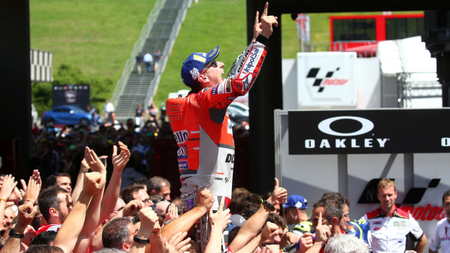 Lorenzo rayakan kemenangan perdana. (Foto: REUTERS/Alessandro Bianchi)