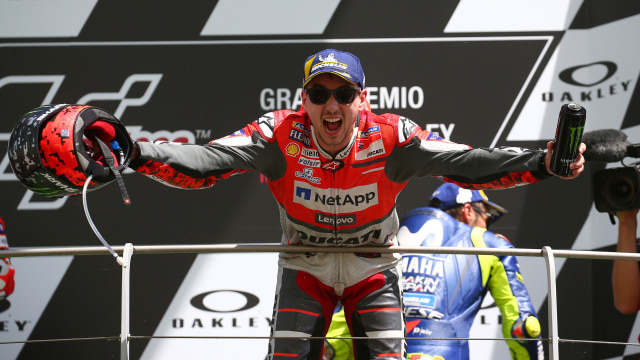 Lorenzo rayakan kemenangan di Sirkuit Mugello. (Foto: REUTERS/Alessandro Bianchi)