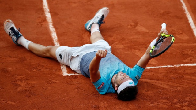 Cecchinato ke perempat final Roland Garros 2018. (Foto: REUTERS/Christian Hartmann)