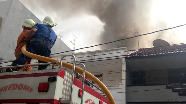 Kebakaran di Jl Pluit Jakarta Utara. (Foto: Twitter @SCC21FIRE)
