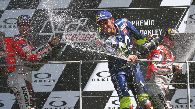Valentino Rossi di podium Sirkuit Mugello. Foto: REUTERS/Alessandro Bianchi