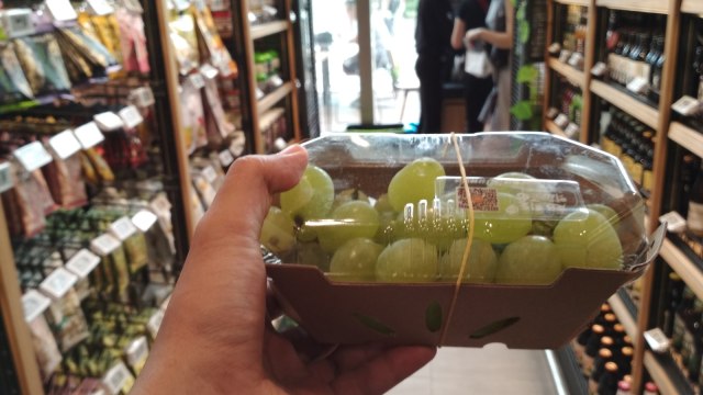 Produk buah di dalam toko. (Foto: Feby Dwi Sutianto/kumparan)