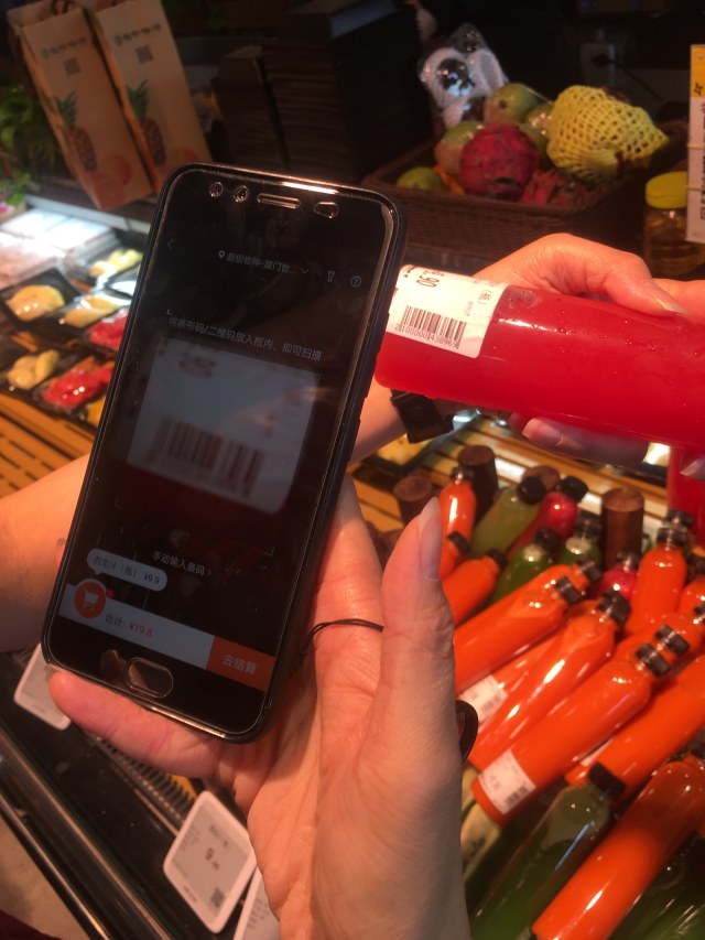 Belanja dan scan QR-code pakai ponsel. (Foto: Feby Dwi Sutianto/kumparan)