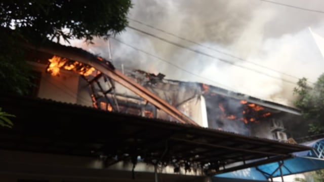 Rumah terbakar di Pluit akibat korsleting listrik (Foto: Dok. Sudin Gulkarmat Jakut)