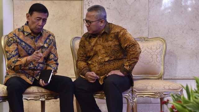 Wiranto berbincang dengan Arief Budiman (Foto: ANTARA FOTO/Puspa Perwitasari)