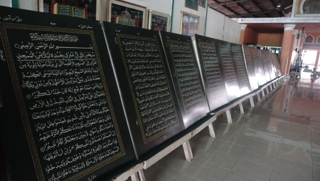 Al-Quran pelepah pisang dan Al-Quran baja  (Foto: Fitra Andrianto/kumparan)