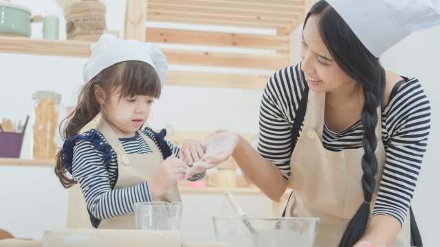 Membuat kue bersama anak.  (Foto: Thinkstock)