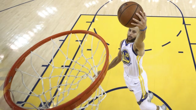 Aksi Steph Curry. (Foto: Ezra Shaw/Pool Photo via USA TODAY Sports)