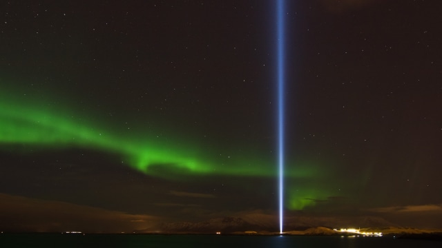 Malam Hari di Imagine Tower, Islandia. (Foto: Flickr / Rüdiger)