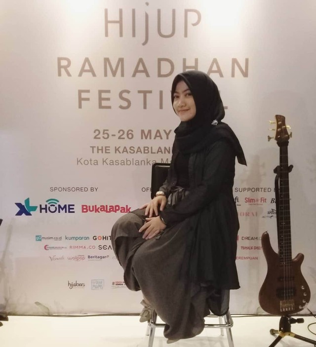 Ratih Mahasiswi Desain Produk  Esa Unggul Raih Top 5 Fashion Desainer Hijup Festival
