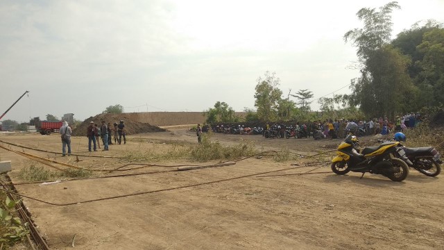 Warga Desa Sumberkare Blokade Proyek Tol Pasuruan-Probolinggo (1)