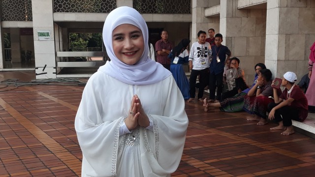 Prilly Latuconsina di Masjid Istiqlal (Foto: Adinda Githa Murti Sari Dewi/kumparan)