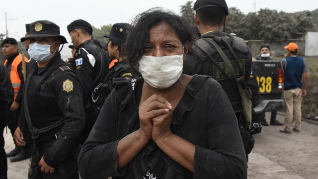 Warga menangisi kerabatnya yang menjadi korban (Foto: AFP PHOTO / Johan Ordonez)