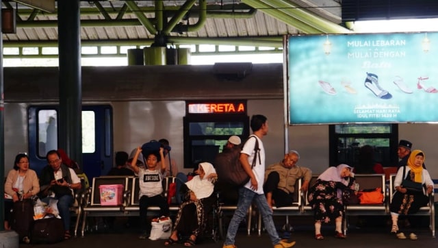 Pemudik menunggu kereta di Stasiun Gambir. (Foto: Fitra Andrianto/kumparan)