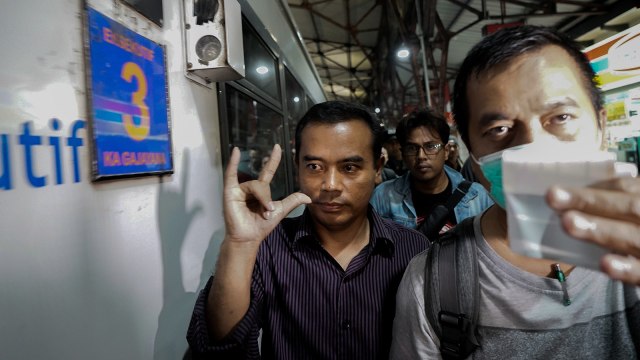 Bupati Purbalingga Tasdi saat dibawa ke Jakarta (Foto: Antara/Idhad Zakaria)
