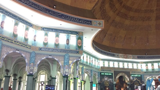 Suasana di dalam Masjid Raya Al A'zhom. (Foto: Yuana Fatwalloh/kumparan)
