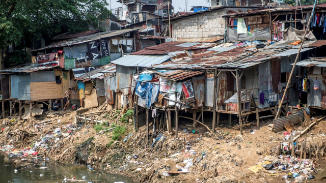 Suasana rumah kumuh di tepi sungai   (Foto: AFP/Bay Ismoyo)