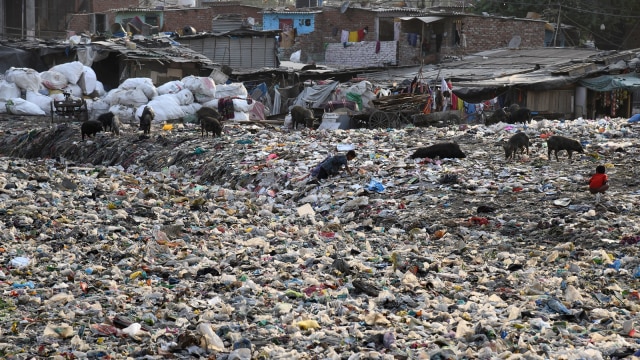 Pemulung berjalan di pembuangan sampah (Foto: AFP/Faget Dominique)