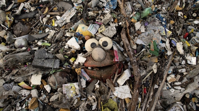 Boneka karakter Elmo dikelilingi oleh sampah  (Foto: AFP/Noel Celis)