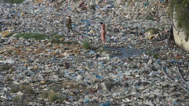Anak-anak didekat pembuangan sampah (Foto: AFP/Asif Hassan )