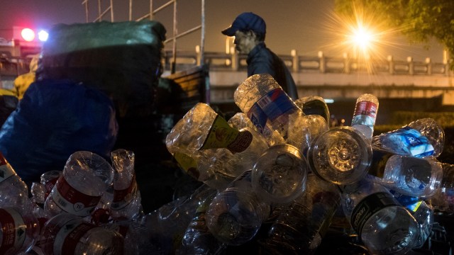 Pemulung didekat sampah plastik (Foto: AFP/Johannes Eisele )