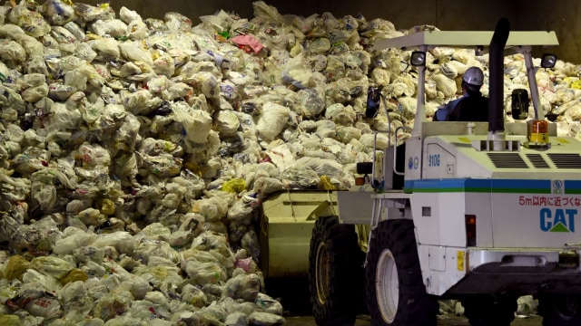 Sebuah loader memindahkan sumber daya plastik  (Foto: AFP/Toshifumi Kitamura)