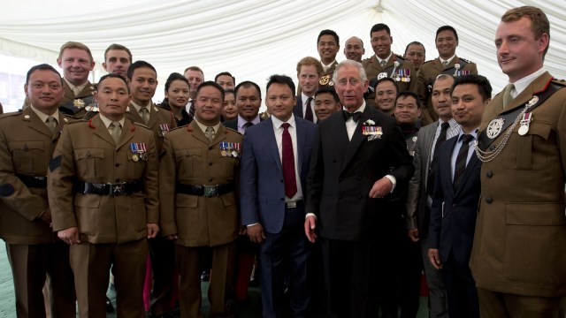 Pasukan Tentara Gurkha dengan Pangeran Charles (Foto: Alastair Grant/AFP)