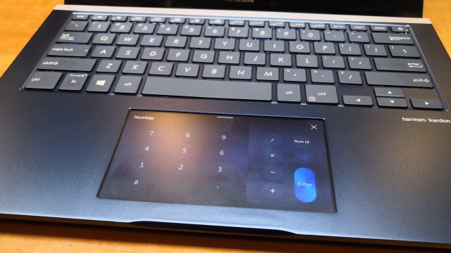 ScreenPad di laptop Asus ZenBook Pro. (Foto: Utomo Priyambodo/kumparan)