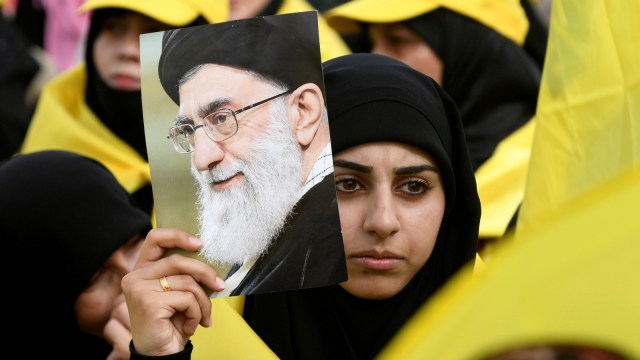 Seorang wanita membawa foto Ayatullah Khamenei (Foto: REUTERS/Hassan Abdallah)