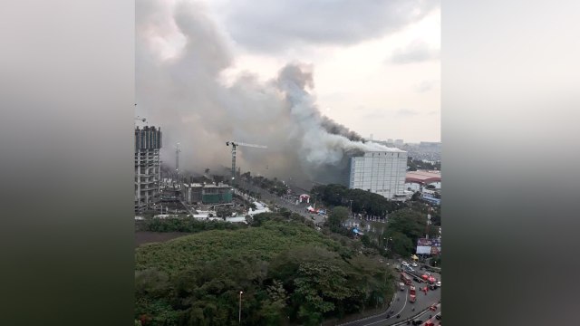Suasana Kebakaran di kawasan JIExpo Kemayoran. (Foto: Twitter @andreas2573 via @TMCPoldaMetro)