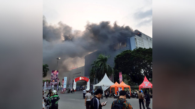 Suasana Kebakaran di kawasan JIExpo Kemayoran. (Foto: Twitter @Imran_Rhama17 via @TMCPoldaMetro)