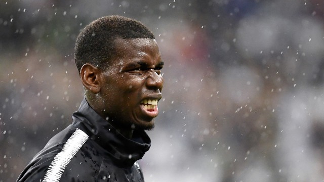 Paul Pogba menjalani pemanasan. (Foto: Franck Fife/AFP)