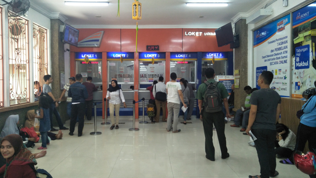 H-1 Larangan Mudik, Ribuan Penumpang Padati Bandara dan Stasiun di Sumut (68024)