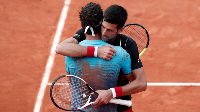 Djokovic memeluk Cecchinato. (Foto: Reuters/Benoit Tissier)