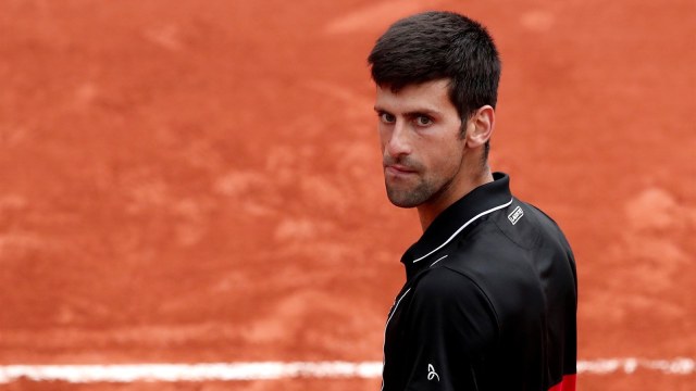 Djokovic saat dikalahkan Marco Cecchinato. (Foto: Reuters/Benoit Tissier)