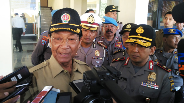 Sri Sultan Hamengku Buwono X sambut arus mudik. (Foto: Arfiansyah Panji Purnandaru/kumparan)