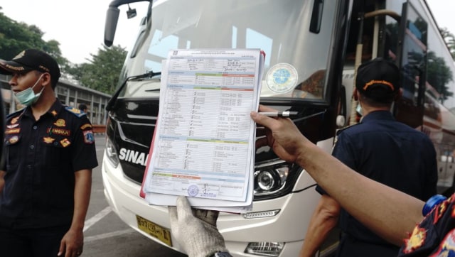 Petugas memeriksa kelayakan bus jelang mudik 2018. (Foto:  Irfan Adi Saputra/kumparan)