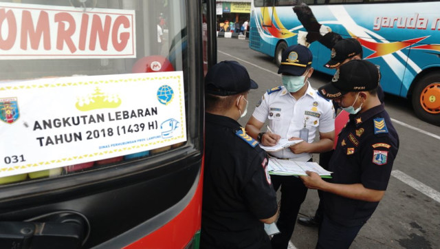 Petugas memeriksa kelayakan bus jelang mudik 2018. (Foto:  Irfan Adi Saputra/kumparan)